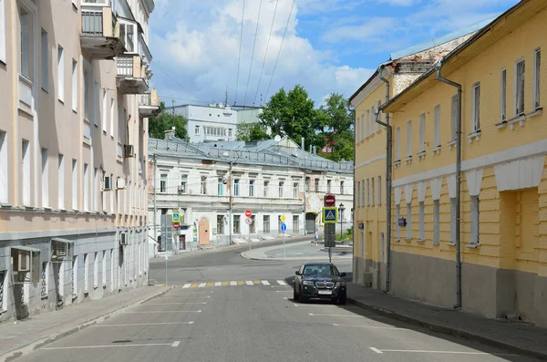 Moskova, Rusya, 12 Haziran 2017, siyah araba Petropavlovsky şeritte yaz aylarında
