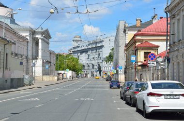 Moskova, Rusya, Moskova'nın tarihi merkezinde Solyanka Caddesi üzerinde 12 Haziran 2017, arabalar park