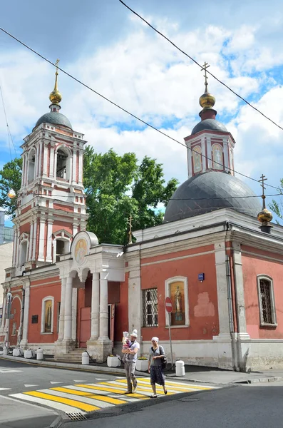 Moscú Rusia Junio 2017 Gente Caminando Cerca Iglesia San Nicolás — Foto de Stock