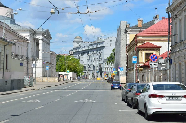 Moskva, Rusko, 12 červen 2017, auta zaparkovaná na Soljanka ulici v historickém centru Moskvy — Stock fotografie