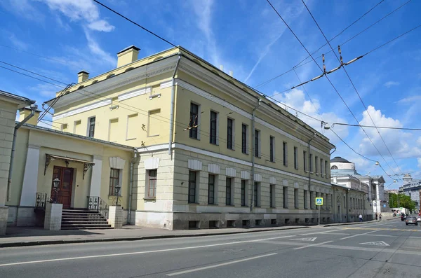 Moscou, Rússia, 12 de junho de 2017, A rua Solyanka no centro histórico de Moscou, "Estrutura regional" da casa educacional (1764-1770, arquiteto Karl Blank ) — Fotografia de Stock
