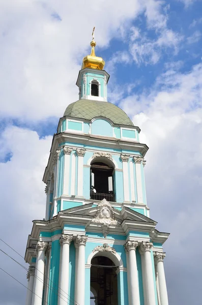 ロシア モスクワ Serebryaniki の生命を与える三位一体の古代教会の鐘楼 — ストック写真