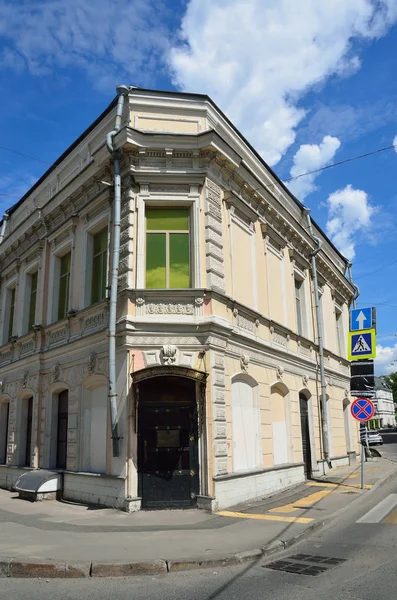 Moscow, Russia, June, 12, 2017. The intersection of Pevchesky lane and Solyanka street. House No. 6/11  urban HOMESTEAD of  1830-1840-ies. — Stock Photo, Image