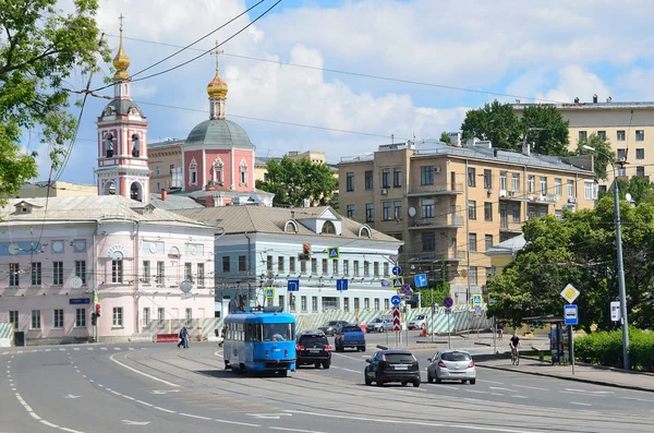 Mosca, Russia, 12 giugno 2017, Trasporti in piazza Yauzskie Vorota, vecchie dimore e la Chiesa dei Santi apostoli Pietro e Paolo 1700 anno di costruzione, Mosca — Foto Stock