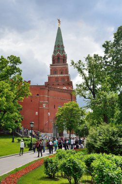 Moskova, Rusya, 12 Haziran 2017. Borovitskaya Kulesi, Moskova Kremlin yakınındaki yaz aylarında yürüyüş insanlar. Borovitskie kapıları
