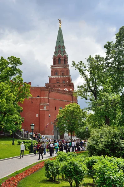 莫斯科 俄罗斯 2017 人们在莫斯科克里姆林宫 Borovitskaya 塔附近散步 Borovitskie — 图库照片