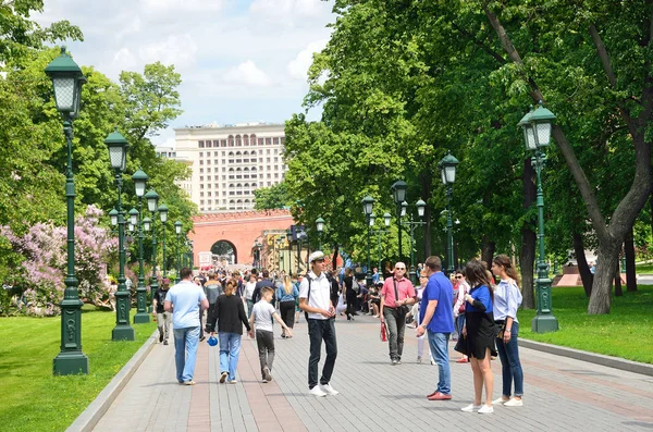 Moscú Rusia Junio 2017 Personas Caminando Jardín Alexandrovsky Centro Histórico —  Fotos de Stock