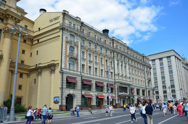 Moscou Rússia Junho 2017 Pessoas Andando Rua Mokhovaya Perto Hotel — Fotografia de Stock