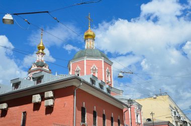 Kilisenin kutsal havari Peter ve Paul Yauza kapı altında bulutlu gökyüzü, Moskova, Rusya tarafından. 1700 Yapim yili