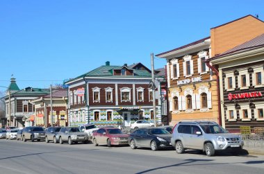 Irkutsk, Rusya, Mart, 17, 2017. Mart ayında 130 çeyreğinde 3 Temmuz sokakta park edilmiş arabalar
