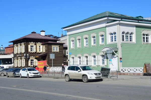 Irkutsk, Rusya, Mart, 17, 2017. Mart ayında 130 çeyreğinde 3 Temmuz sokakta park edilmiş arabalar