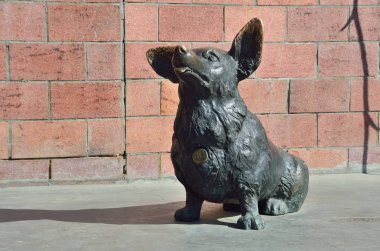 Irkutsk, Rusya, Mart, 17, 2017. Tuğla duvar Irkutsk 130-th çeyreğinde adlı köpeğin bronz heykel