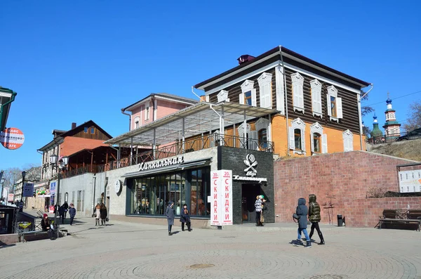 Irkutsk, russland, märz, 17, 2017. menschen spazieren im alten stil 130-ten viertel in irkutsk — Stockfoto