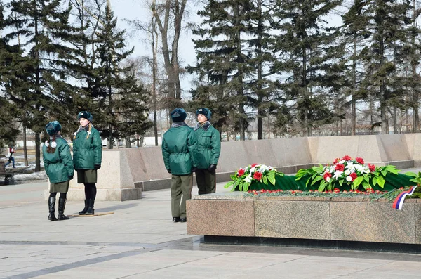 Irkutsk, Russia, March, 16, 2017. Changing of the guard at the Eternal flame in Irkutsk — Stock Photo, Image