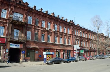 Irkutsk, Rusya, Mart, 16, 2017. Arabalar Karl Marx sokakta, evi 37 olur. Irkutsk erken 20 Daireli ev