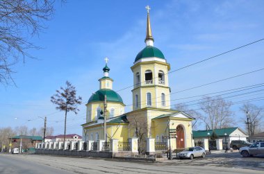 Irkutsk, Rusya, Mart, 16, 2017. Tanrı'nın başkalaşım church yakınındaki araba. 1795 yılında kurulan