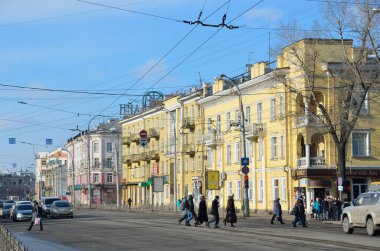 Irkutsk, Rusya, Mart, 16, 2017. Lenin Caddesi üzerinde erken ilkbaharda Irkutsk'da insanlar