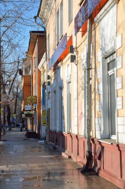Irkutsk, Rusya, Mart, 16, 2017. Sukhe-Bator bir yağmur sonra bahar sokak