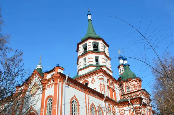 晴れた日にイルクーツクの神の神聖な十字の高揚の教会 — ストック写真
