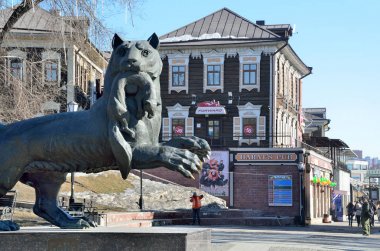 Irkutsk, Rusya, Mart, 17, 2017. İnsanlar Babr - Irkutsk şehir sembolü