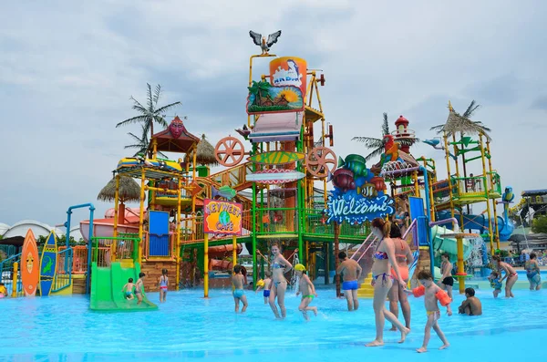 Anapa, Rusia, 19 de julio de 2017. Gente en el parque acuático "Playa Dorada" en Anapa — Foto de Stock