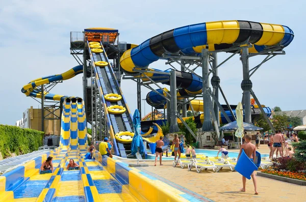 Anapa Ryssland Juli 2017 Människor Vattenpark Golden Beach Anapa — Stockfoto