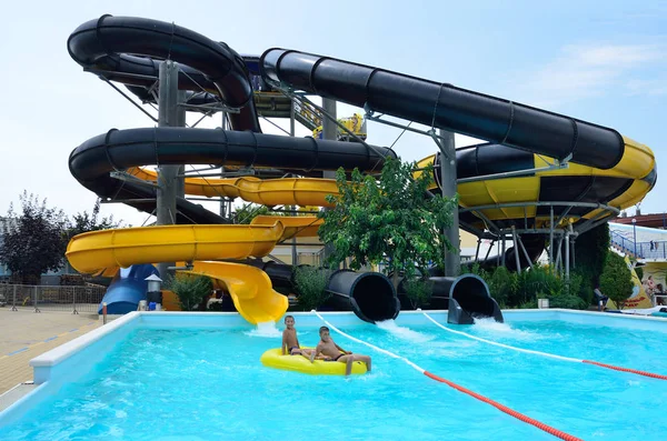 Anapa, Ryssland, juli 19, 2017. Människor i vattenpark ”Golden beach” i Anapa — Stockfoto