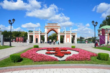 Moskova, Rusya, Ağustos, 14,2015. Rus sahne: Tsaritsyno Park'ta yürüyordunuz insanlar