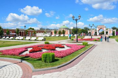 Moskova, Rusya, Ağustos, 14,2015. Rus sahne: Tsaritsyno Park'ta yürüyordunuz insanlar