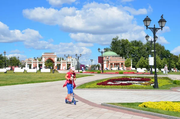 Moskova, Rusya, Ağustos, 14,2015. Kız parkta 