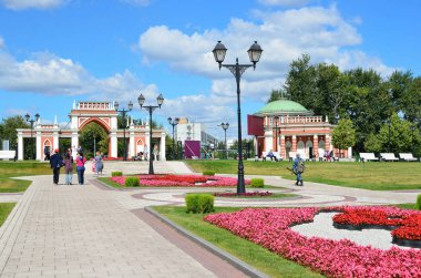 Moskova, Rusya, Ağustos, 14,2015. Rus sahne: Tsaritsyno Park'ta yürüyordunuz insanlar