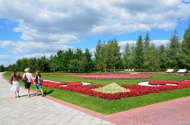 Moskova, Rusya, Ağustos, 14,2 015. İnsanlar güzel flowerbed Peyzaj Park 