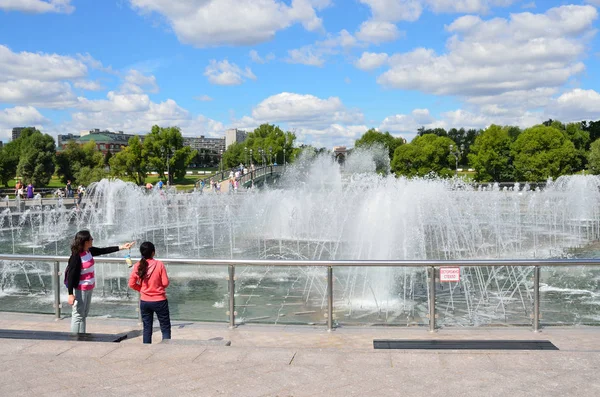 Moskou Rusland Augustus 2015 Mensen Lopen Buurt Van Fontein Tsaritsyno — Stockfoto