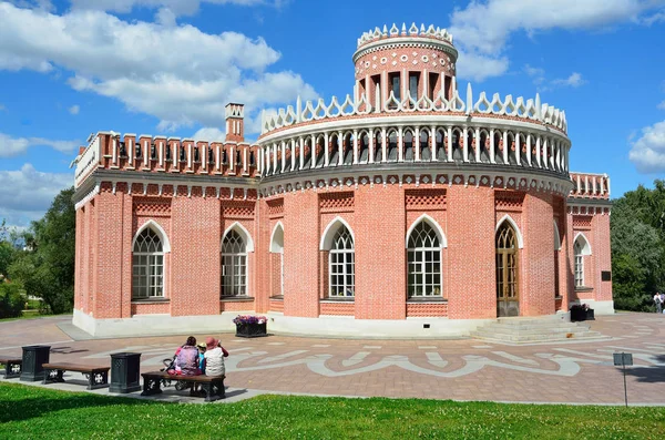 莫斯科 2015 坐在附近的人恢复了博物馆保护区的第三骑兵大楼 Tsaritsyno — 图库照片