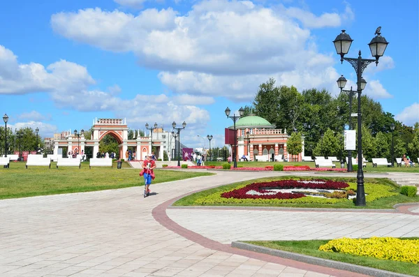 Москва, Россия, 14 августа 2015 г. Девушка на скутере катится по аллеям в парке "Царицыно" в Москве — стоковое фото