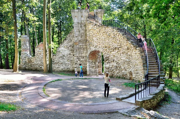 Moskwa, Rosja, sierpnia 14, 2015. Ludzie chodzą w pobliżu ruiny wieży w Park Carycyno w Moskwie — Zdjęcie stockowe