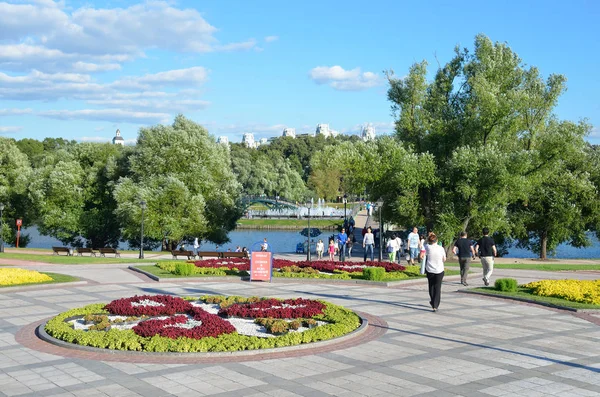 Moskau, russland, august, 14,2015. russische szene: menschen spazieren im park zaritsino — Stockfoto