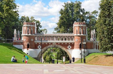 Moskova, Rusya, Ağustos, 14,2015. Yaz aylarında kavisli (Figurny) Köprüsü yakınlarında sokakta yürüyen insanlar