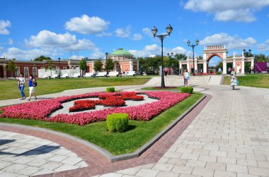 Moskova, Rusya, Ağustos, 14, 2015. Rus sahne: Tsaritsino Park'ta yürüyordunuz insanlar