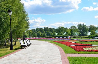 Moskova, Rusya, Ağustos, 14,2 015. Güzel flowerbed yaz aylarında Peyzaj Park 