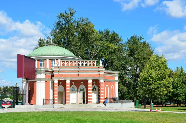 俄罗斯的莫斯科 2015 园区的庄园博物馆 Tsaritsyno 在夏天在莫斯科的展馆之一 — 图库照片