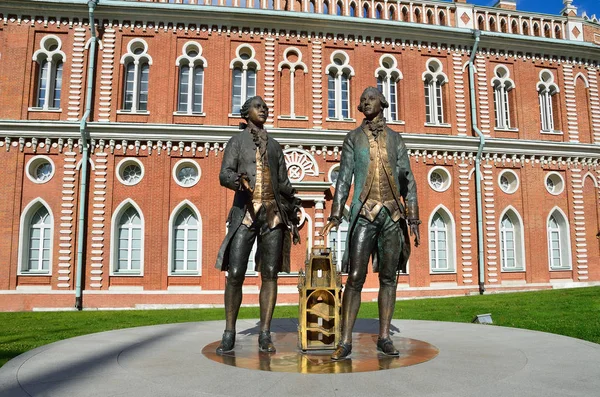 มอสโก รัสเซีย 14 สิงหาคม ค.ศ. อนุสาวรีย์วาสลี่ บาเซนอฟ และ Matvey Kazakov ในสวนสาธารณะ "Tsaritsyno" ในมอสโก — ภาพถ่ายสต็อก
