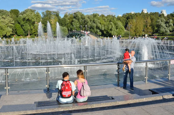 Moskou, Rusland, augustus, 14, 2015. Mensen lopen in de buurt van de fontein in Tsaritsyno — Stockfoto