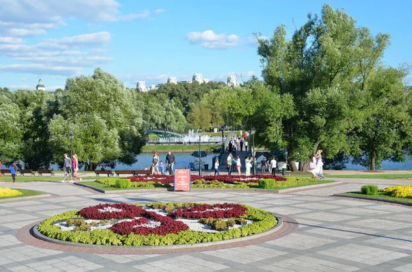Moskwa, Rosja, sierpnia 14, 2015. Rosyjski scena: ludzie chodzą w park Carycyno — Zdjęcie stockowe