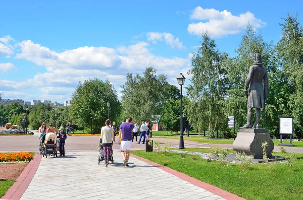 Moscú Rusia Agosto 2015 Gente Caminando Cerca Del Monumento Gobernante —  Fotos de Stock