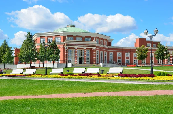 Moskou (Rusland), augustus, 14,2015. Russische scène: mensen lopen in de buurt van de constructies van het Park complex van het Museum-landgoed "Tsaritsyno" — Stockfoto