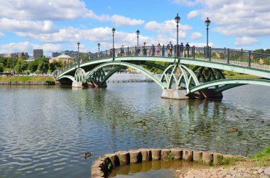 Moskova, Rusya, Ağustos, 14, 2015. Yaz aylarında Tsaritsyno gölet köprü