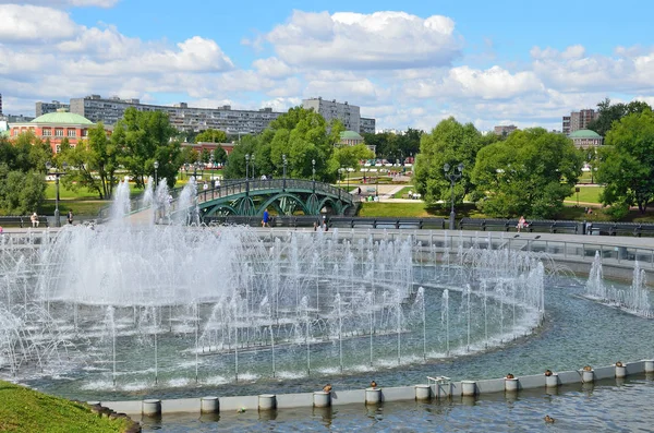 Moscú, Rusia, 14 de agosto de 2015. La fuente en el Parque "Tsaritsyno" en Moscú — Foto de Stock