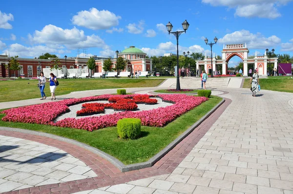 Moskova, Rusya, Ağustos, 14, 2015. Rus sahne: Tsaritsyno Park'ta yürüyordunuz insanlar