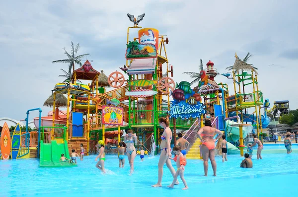 Anapa, Russia, July, 19, 2017. People in water park "Golden beach" in Anapa — Stock Photo, Image